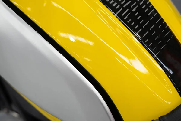 Metallic Texture White Black Yellow Reflections Custom Motorbike Fuel Tank — Foto Stock