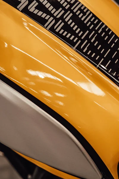 Beyaz, siyah ve sarı üzerine metalik doku yansımalı, özel motorsiklet yakıt deposu.