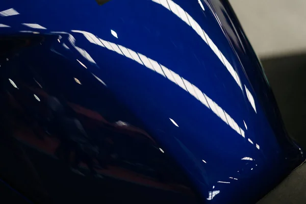 오토바이 의굽은 표면에 푸른색 그림에 나타나 반사광 — 스톡 사진