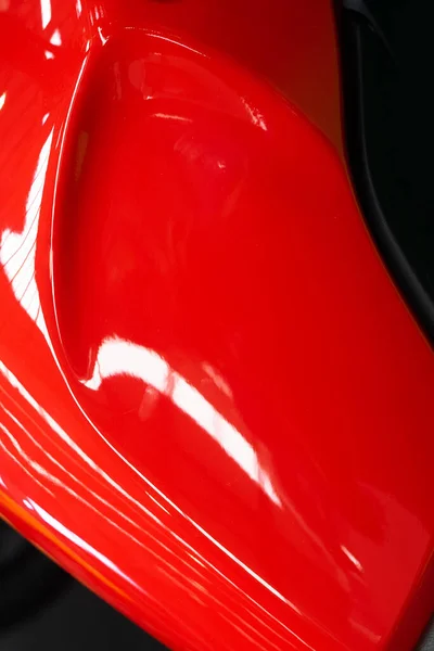 Ultramodern Form Med Reflektioner Över Röd Metallic Målning Krökt Yta — Stockfoto
