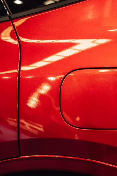 Dettaglio Dell Entrata Del Serbatoio Carburante Auto Rossa Con Riflessi — Foto Stock