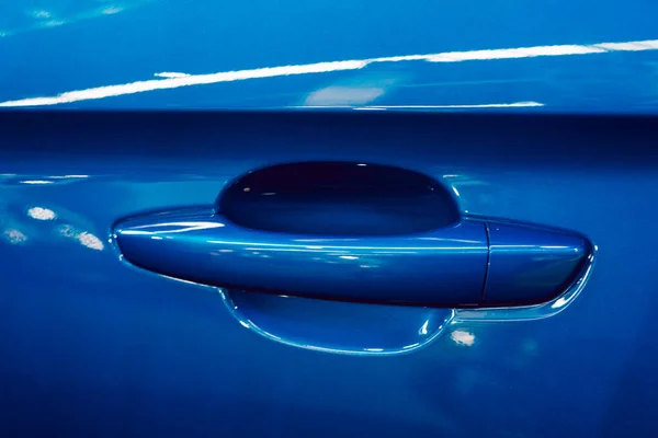 Poignée Peinte Une Voiture Bleue Aux Reflets Métalliques — Photo