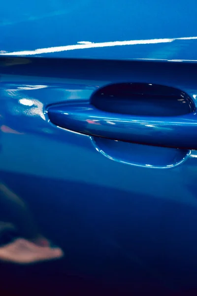 Poignée Peinte Une Voiture Bleue Aux Reflets Métalliques — Photo