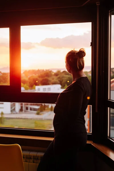 Pregnant Woman Four Months Contemplating Sunset Window Her Flat — Foto de Stock