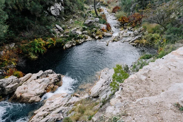 Petit Étang Avec Une Cascade Milieu Une Rivière — Photo