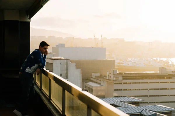 Hombre Contemplando Una Ciudad Industrial Desde Balcón Atardecer Con Mar —  Fotos de Stock