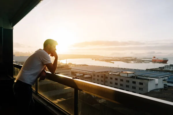 Hombre Contemplando Una Ciudad Industrial Desde Balcón Atardecer Con Mar — Foto de Stock