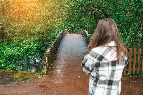 Mujer Joven Una Camisa Cuadros Caminando Por Puente Piedra Bosque —  Fotos de Stock