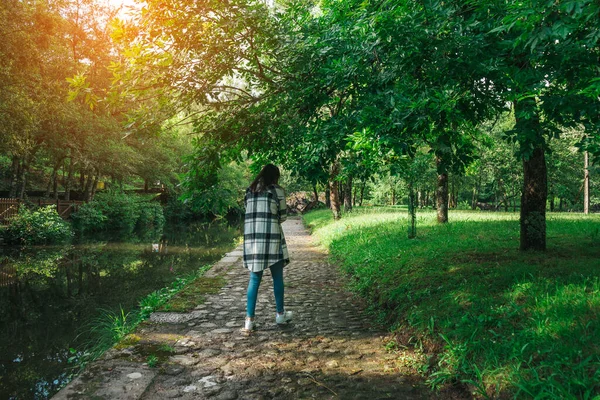 Mujer Joven Caminando Por Sendero Largo Del Río Cerca Bosque —  Fotos de Stock