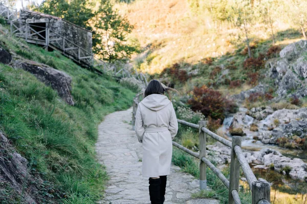 Mujer Joven Caminando Una Ruta Montaña Cerca Bosque —  Fotos de Stock