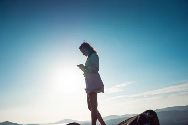 Mujer Joven Mirando Teléfono Contra Cielo Mientras Está Pie Sobre —  Fotos de Stock
