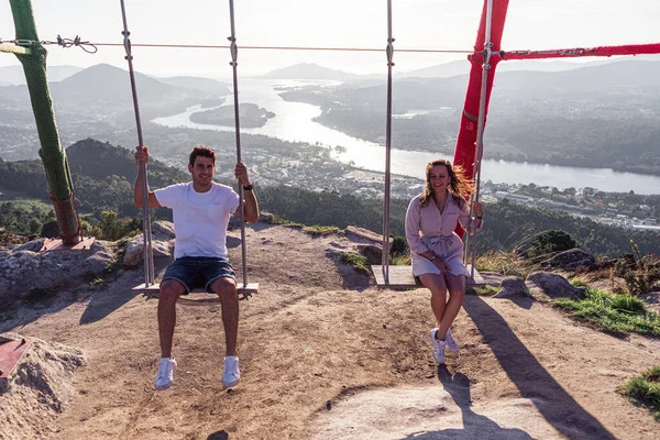 Junges Paar Auf Einer Schaukel Vor Einer Wunderschönen Landschaft Galicien — Stockfoto