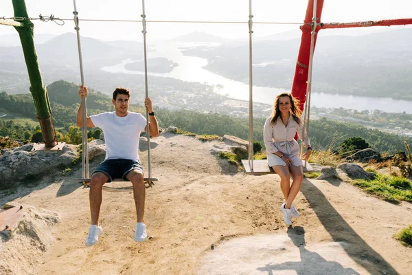 Junges Paar Auf Einer Schaukel Vor Einer Wunderschönen Landschaft Galicien — Stockfoto