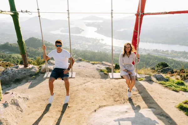 Junges Paar Auf Einer Schaukel Vor Einer Wunderschönen Landschaft Galicien — Stockfoto