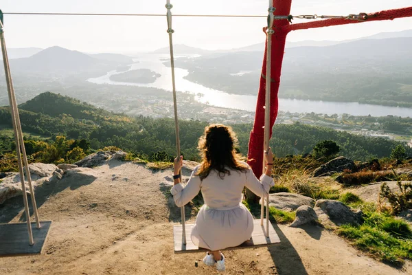 Mujer Joven Columpio Mirando Hermoso Paisaje Galicia España —  Fotos de Stock