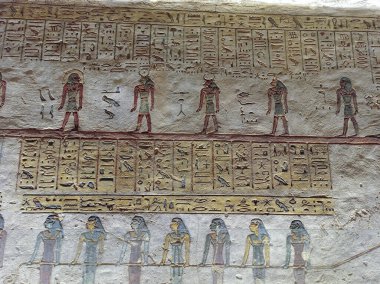 Mısır, Afrika 'daki antik bir duvarın üzerine boyanmış hiyerogliflerin ayrıntıları.