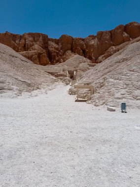 Mısır, Afrika 'da Ebu Simbel yakınlarında bir dağın yamacına oyulmuş bir mezar.