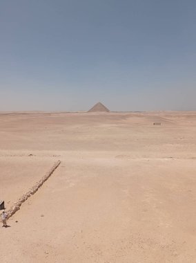 Afrika 'da, Mısır' da çölün ortasında yalnız bir piramit.