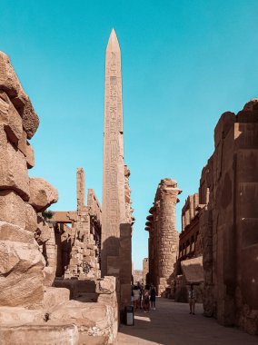 Mısır, Afrika 'da hiyerogliflerle dolu bir dikili mezar.