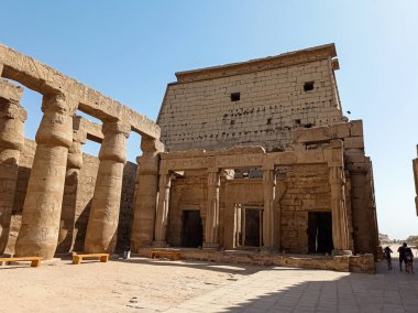 Mısır ve Afrika 'da hiyerogliflerle dolu eski bir Mısır tapınağının kalıntıları.