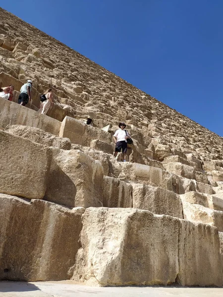 Tourists Climbing Great Pyramid Giza Egypt Africa — 图库照片
