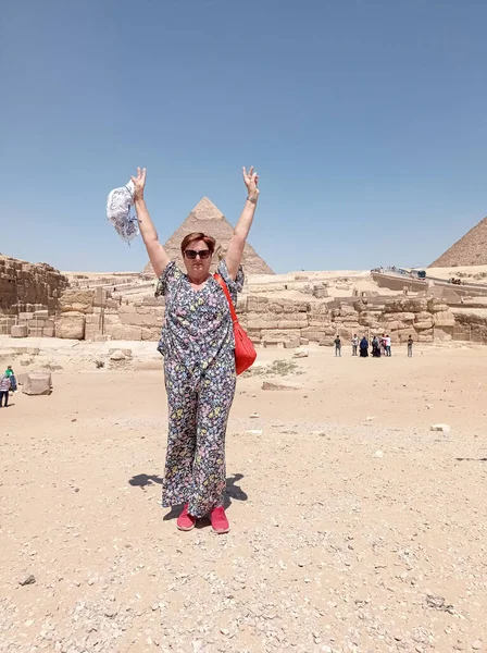 Caucasian Tourist Front Pyramid Egypt Africa — 图库照片