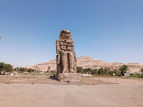 Crumbling Enormous Statue Nile River Abhu Dabi Egypt — 图库照片
