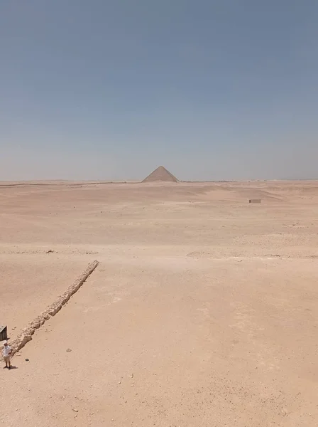 Afrika Mısır Çölün Ortasında Yalnız Bir Piramit — Stok fotoğraf