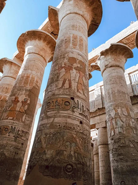 Antike Ruinen Auf Einem Verlassenen Tempel Mit Säulen Voller Hieroglyphen — Stockfoto