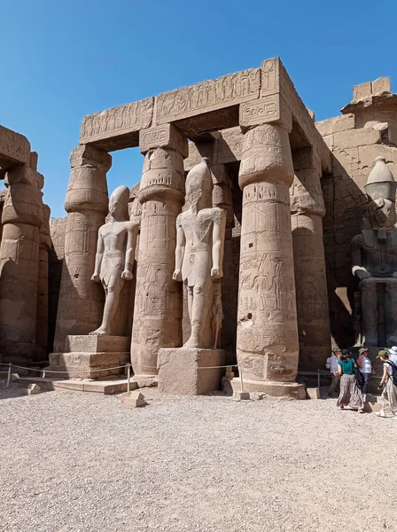 Ruinas Antiguo Templo Egipcio Con Columnas Llenas Jeroglíficos Estatuas Egipto — Foto de Stock