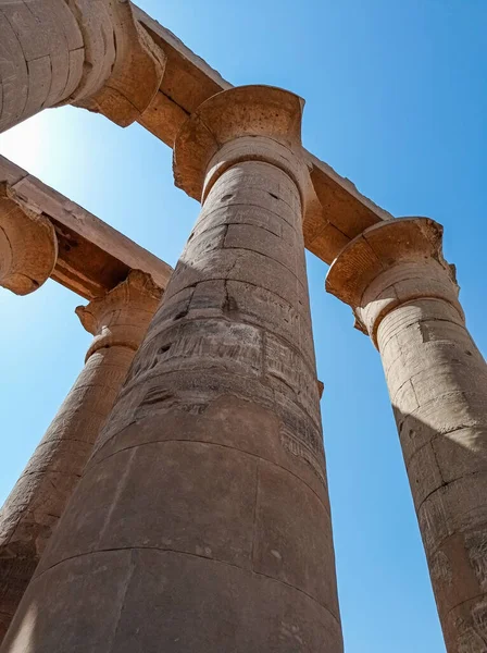 Detalle Las Columnas Sobre Las Ruinas Antiguo Templo Egipcio Lleno — Foto de Stock