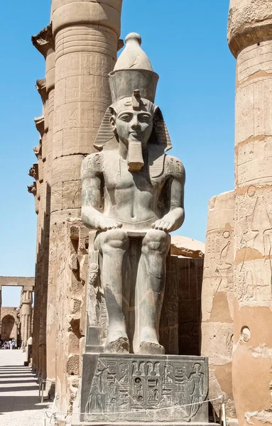 Detail Einer Antiken Statue Eines Alten Pharaos Auf Einem Zerstörten — Stockfoto