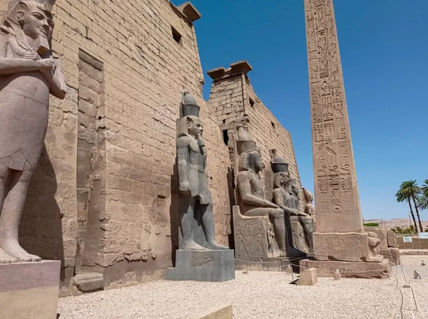 Antiguo Templo Egipcio Con Obelisco Lleno Jeroglíficos Estatuas Antiguos Faraones — Foto de Stock