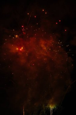 Havai fişekler bir kaza gibi ağır dumanla patlıyor.