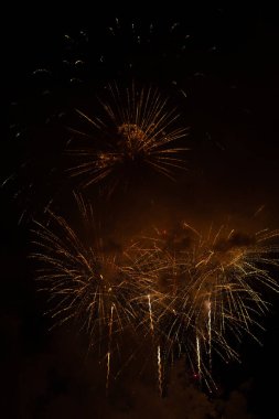 Havai fişekler bir kaza gibi ağır dumanla patlıyor.