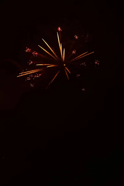Fogos Artifício Brilhantes Com Uma Esfera Forma Círculo Explodindo Contra — Fotografia de Stock