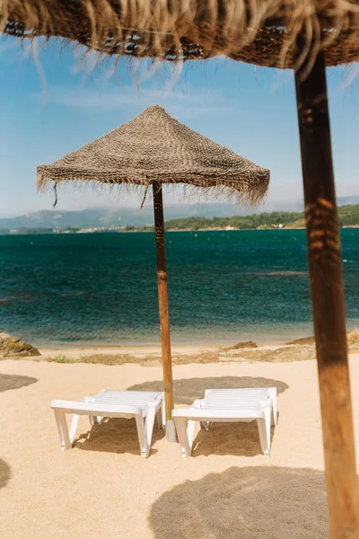 Deck Chairs Straw Parasols River Galicia Spain — ストック写真