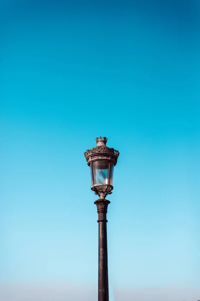 Viktorya Dönemi Sokak Lambaları Sade Gökyüzüne Karşı — Stok fotoğraf