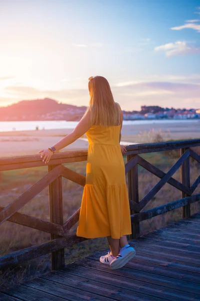 Vrouw Van Achteren Overweegt Zonsondergang Vanuit Het Oogpunt Van Het — Stockfoto