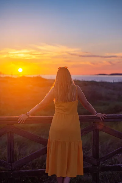 Vrouw Van Achteren Overweegt Zonsondergang Achter Zee — Stockfoto