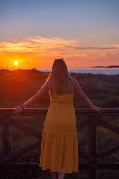 Mulher Por Trás Contemplando Pôr Sol Atrás Mar — Fotografia de Stock