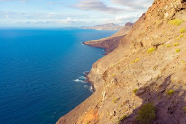 Gran Canaria 'da denizin üzerindeki volkanik uçurum
