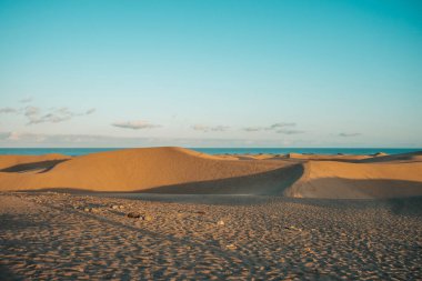 İspanya, Gran Canaria 'daki Maspalomas plajında kum tepeleri
