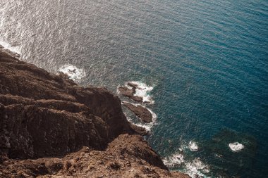 Gran Canaria 'daki denizin üzerindeki volkanik bir uçurumun üzerinden bak.