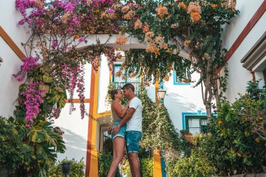 Heteroseksüel çift, İspanya 'nın Kanarya Adaları' ndaki Gran Kanarya köyünde balayına çıktılar.