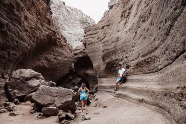 Genç çift, İspanya 'nın Gran Canaria kentinde, Barranco de las Vacas' ta balayına çıkıyor.