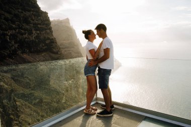 Volkanik kayalıklara ve Kanarya Adaları, İspanya 'daki okyanusa karşı bir bakış açısına sahip genç bir çift.