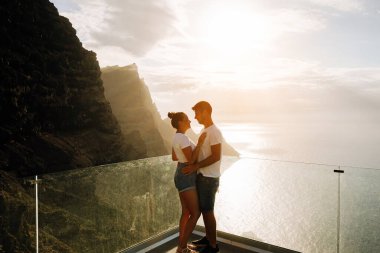 Volkanik kayalıklara ve Kanarya Adaları, İspanya 'daki okyanusa karşı bir bakış açısına sahip genç bir çift.