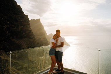 Volkanik kayalıklara ve Kanarya Adaları, İspanya 'daki okyanusa karşı bir bakış açısına sahip genç bir çift.