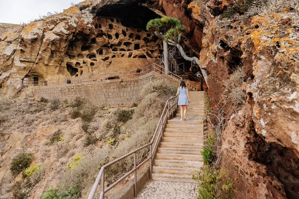 Femme Montant Les Escaliers Une Grotte Volcanique Gran Canaria — Photo